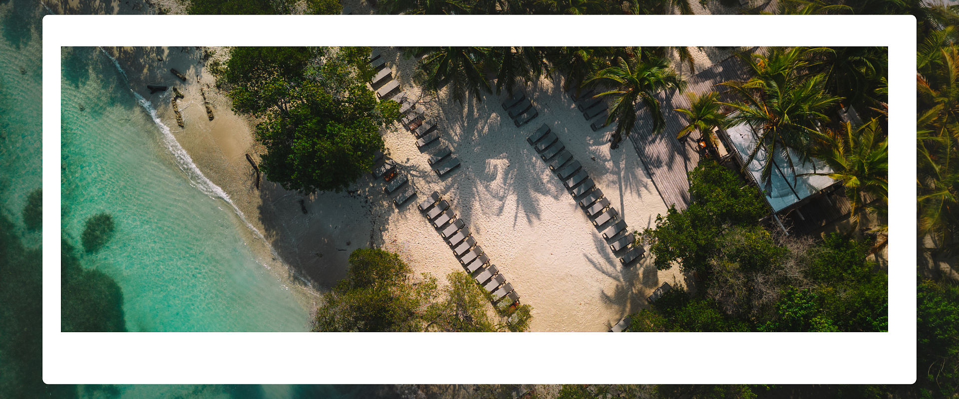 Impresionante vista aérea de una isla privada paradisíaca con aguas turquesas, bungalows sobre el mar y arena blanca. Descubre nuestra oferta del 15% de descuento en todos los planes románticos