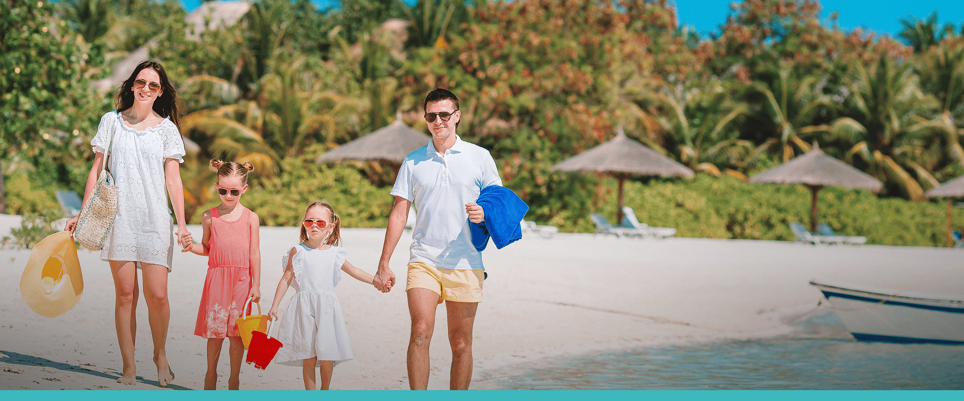FAMILIA CAMINANDO POR LA PLAYA