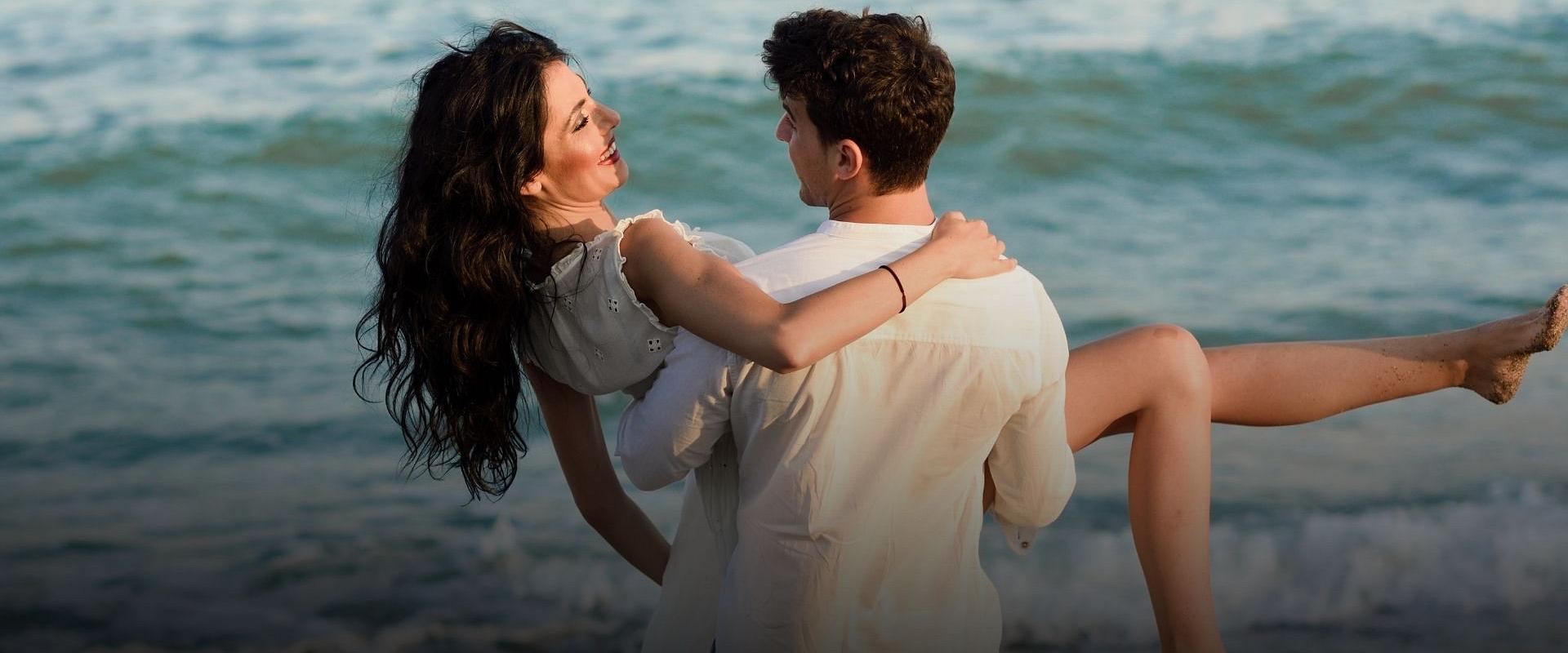 Novios feliz en la playa