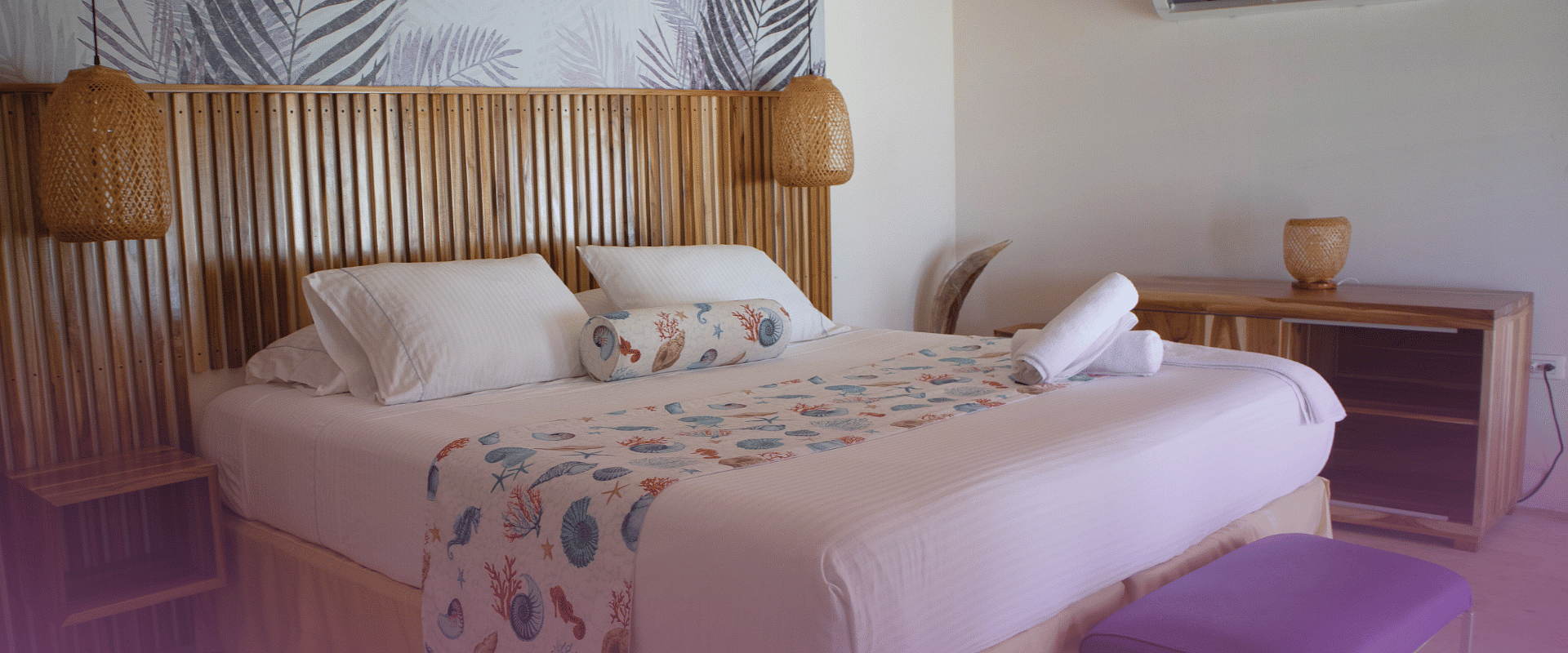 Discover the comfort and tranquility of our eco-friendly rooms at Ecohotel Rosario de Mar. Enjoy a sustainable getaway by the Caribbean Sea and take advantage of an exclusive 15% discount on accommodation. Perfect for romantic escapes, wellness trips, or nature-inspired vacations.